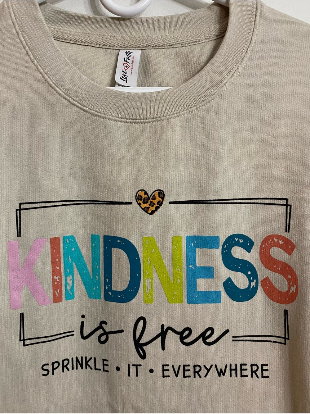 Love in Faith ‘Kindness is Free’ Graphic Fleece Sweatshirt, oversized Large / XL